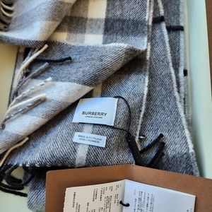 The Burberry check Cashmere scarf